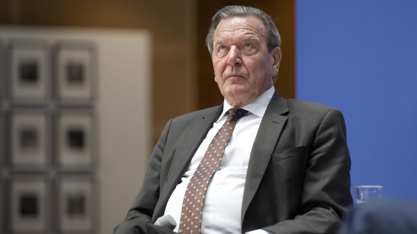 Gerhard Schröder blickt nach oben