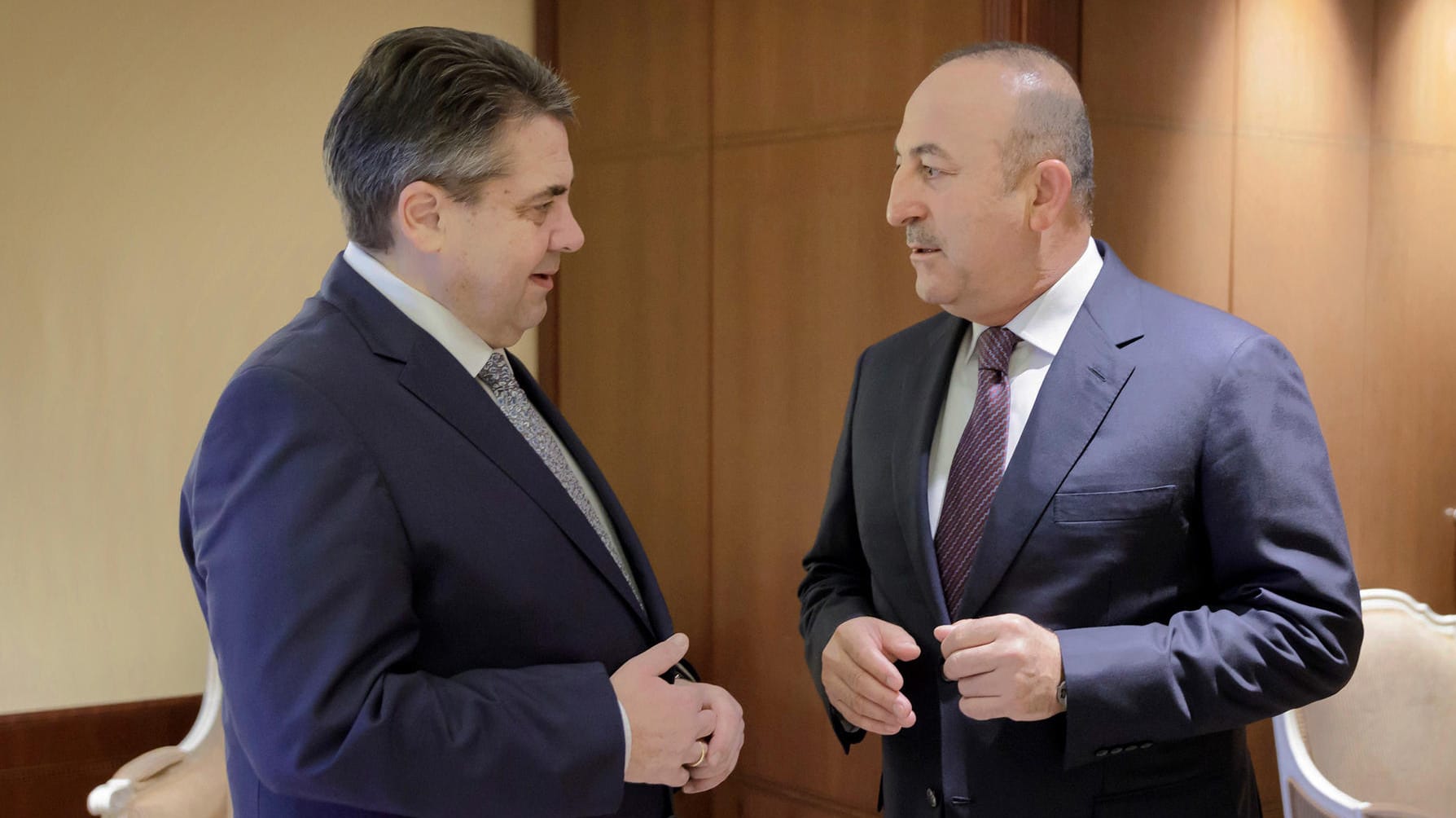 Sigmar Gabriel bei einem Treffen mit seinem türkischen Amtskollegen Mevlüt Cavusoglu im Hotel Adlon in Berlin. Sigmar Gabriel bei einem Treffen mit seinem türkischen Amtskollegen Mevlüt Cavusoglu im Hotel Adlon in Berlin.