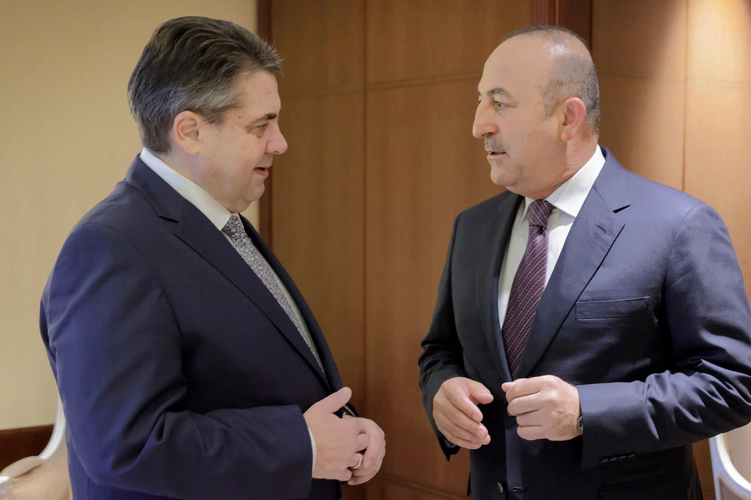 Sigmar Gabriel bei einem Treffen mit seinem türkischen Amtskollegen Mevlüt Cavusoglu im Hotel Adlon in Berlin.