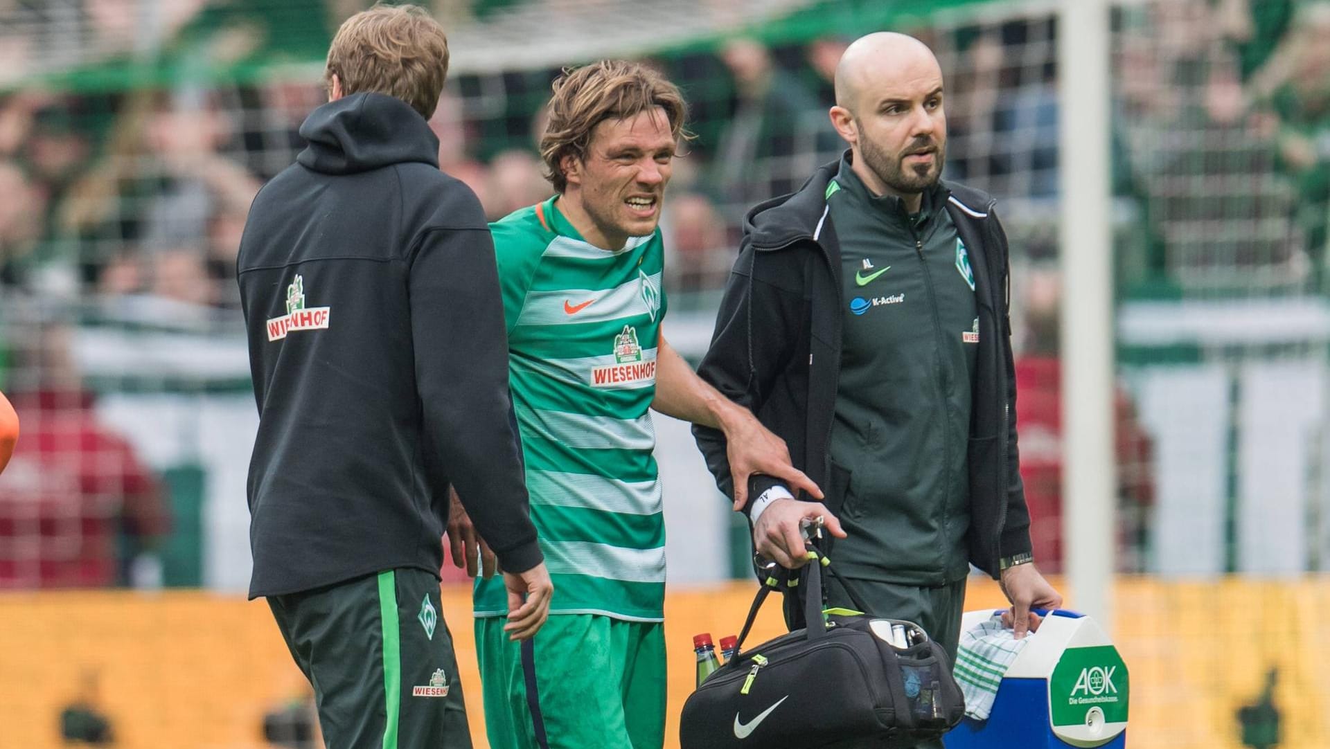 Unter Schmerzen: Clemens Fritz (Mitte), hier mit zwei Betreuern von Werder Bremen, musste im Spiel gegen Darmstadt verletzt ausgewechselt werden. Unter Schmerzen: Clemens Fritz (Mitte), hier mit zwei Betreuern von Werder Bremen, musste im Spiel gegen Darmstadt verletzt ausgewechselt werden.
