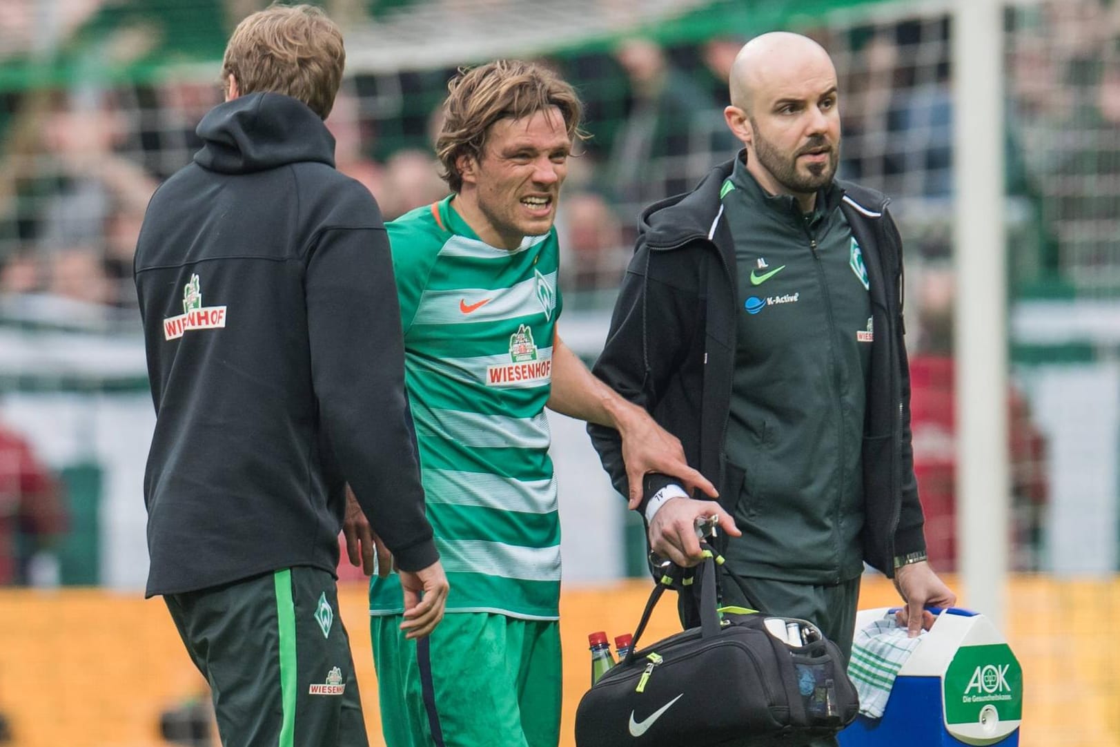 Unter Schmerzen: Clemens Fritz (Mitte), hier mit zwei Betreuern von Werder Bremen, musste im Spiel gegen Darmstadt verletzt ausgewechselt werden.