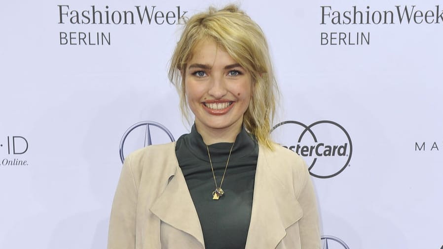 Sarina Nowak posiert auf der Berlin Fashion Week