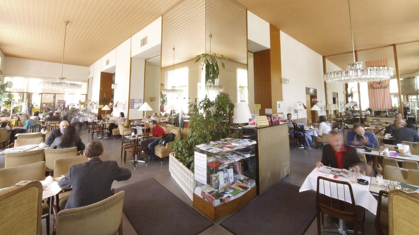 Das Café Prückel bietet exquisite Mehlspeisen und original 1950er-Jahre-Design