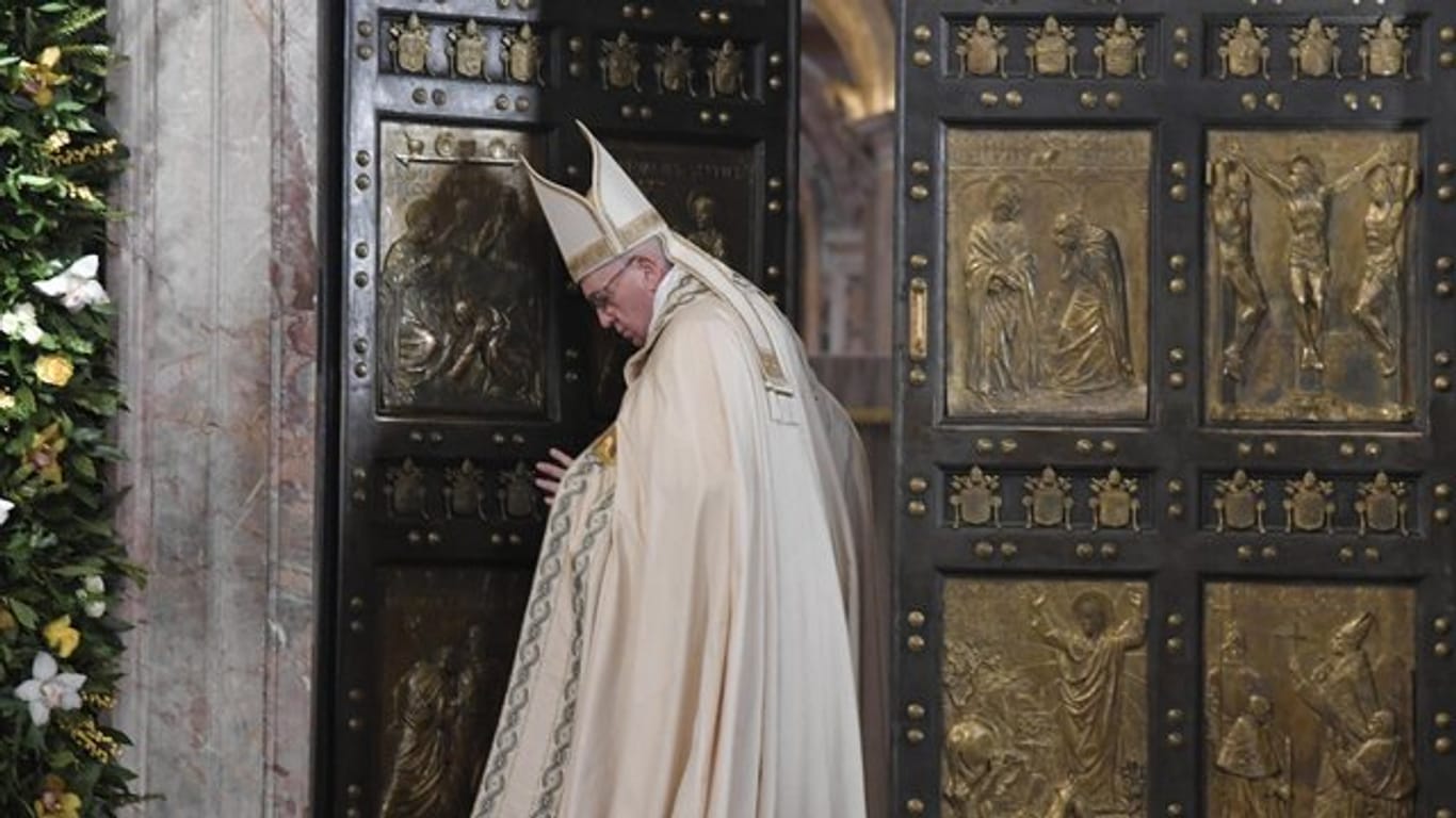 Papst Franziskus an der Heiligen Tür des Petersdoms: Das Oberhaupt der katholischen Kirche hat jeder Art von Papst-Kult eine Absage erteilt und sich als ganz normalen Menschen dargestellt.