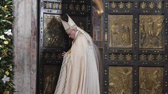 Papst Franziskus an der Heiligen Tür des Petersdoms: Das Oberhaupt der katholischen Kirche hat jeder Art von Papst-Kult eine Absage erteilt und sich als ganz normalen Menschen dargestellt. Papst Franziskus an der Heiligen Tür des Petersdoms: Das Oberhaupt der katholischen Kirche hat jeder Art von Papst-Kult eine Absage erteilt und sich als ganz normalen Menschen dargestellt.