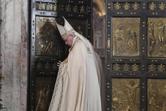 Papst Franziskus an der Heiligen Tür des Petersdoms: Das Oberhaupt der katholischen Kirche hat jeder Art von Papst-Kult eine Absage erteilt und sich als ganz normalen Menschen dargestellt.