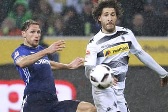 Schalkes Kapitän Benedikt Höwedes (li.) versucht, Fabian Johnson zu stoppen.