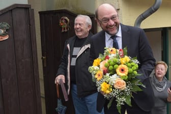 Schulz bei Schulz: Martin Schulz (m.) mit Großcousin Vincent Schulz und Nachbarin Inge Klemm-Görtz.