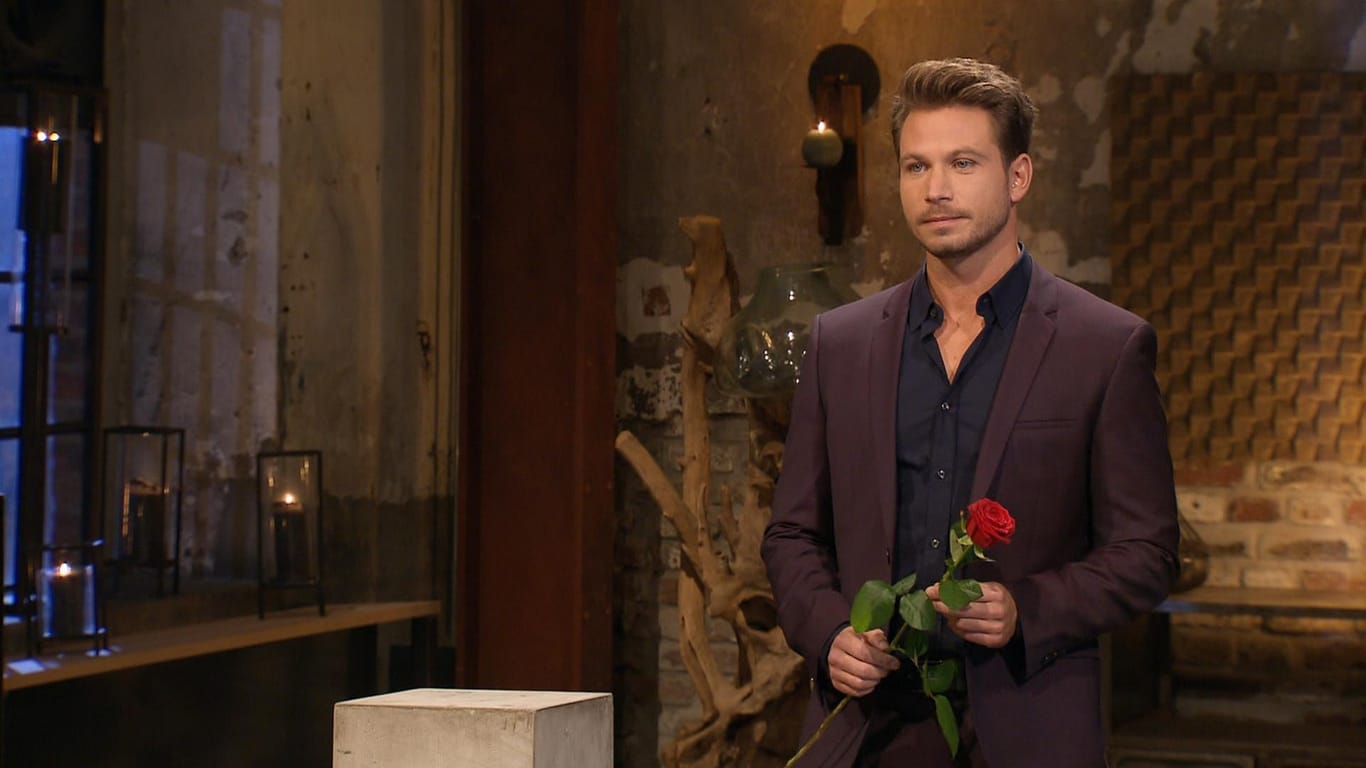 Sebastian verteilt schon frühzeitig Rosen.