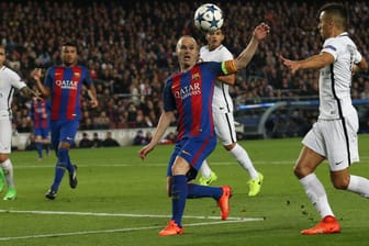 Barcelona's Andres Iniesta behauptet den Ball.
