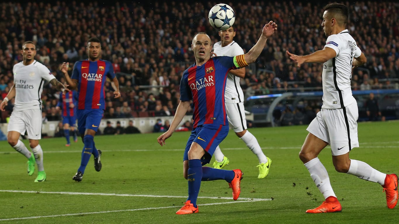 Barcelona's Andres Iniesta behauptet den Ball.