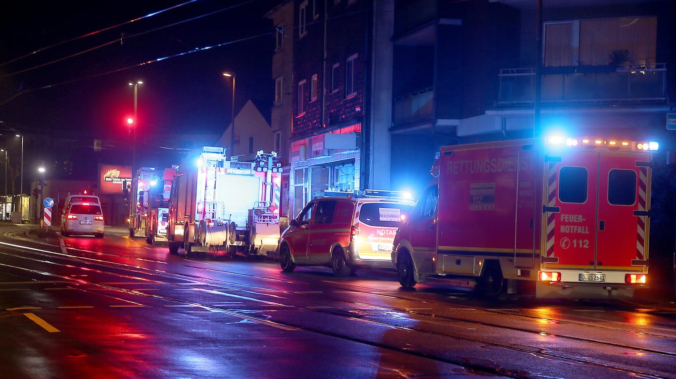 Fahrzeuge der Feuerwehr Düsseldorf stehen in der Nähe der Fundstelle eines Fliegerbomben-Blindgängers im Düsseldorfer Stadtteil Rath.
