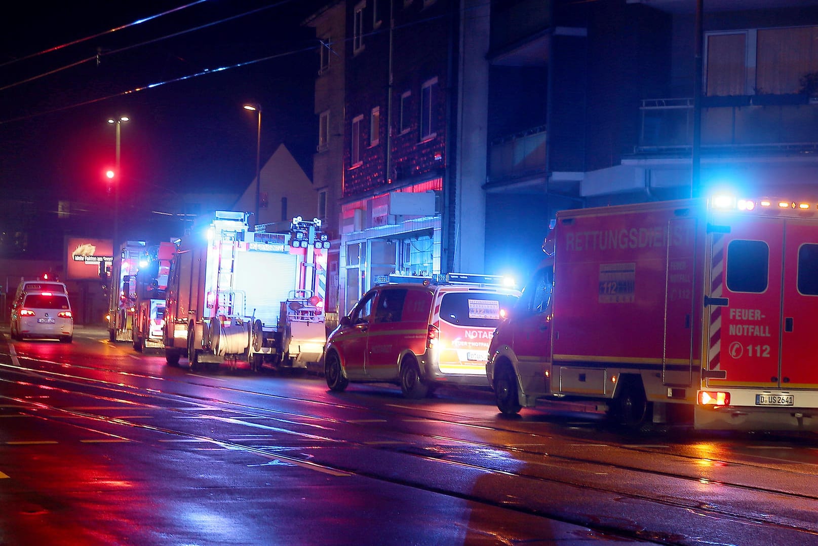 Fahrzeuge der Feuerwehr Düsseldorf stehen in der Nähe der Fundstelle eines Fliegerbomben-Blindgängers im Düsseldorfer Stadtteil Rath.