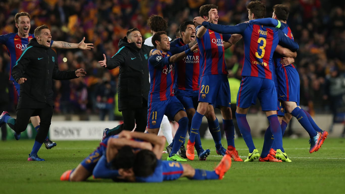 Die Spieler des FC Barcelona feiern ihren 6:1-Sieg gegen Paris St. Germain.