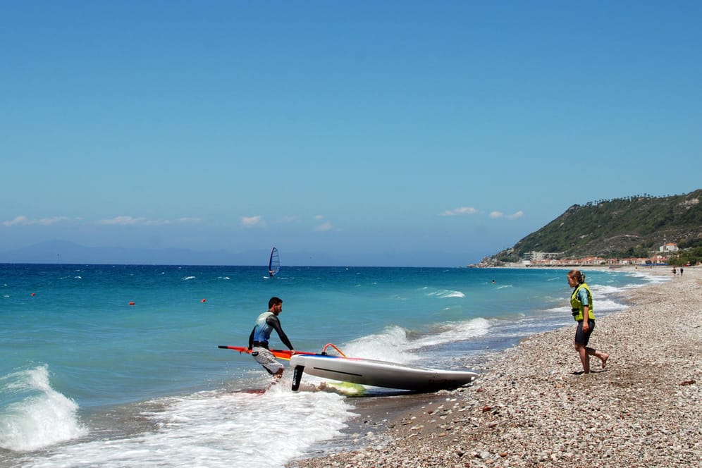 Rhodos lockt auch Wassersportler: Windsurfer am Ixia-Strand