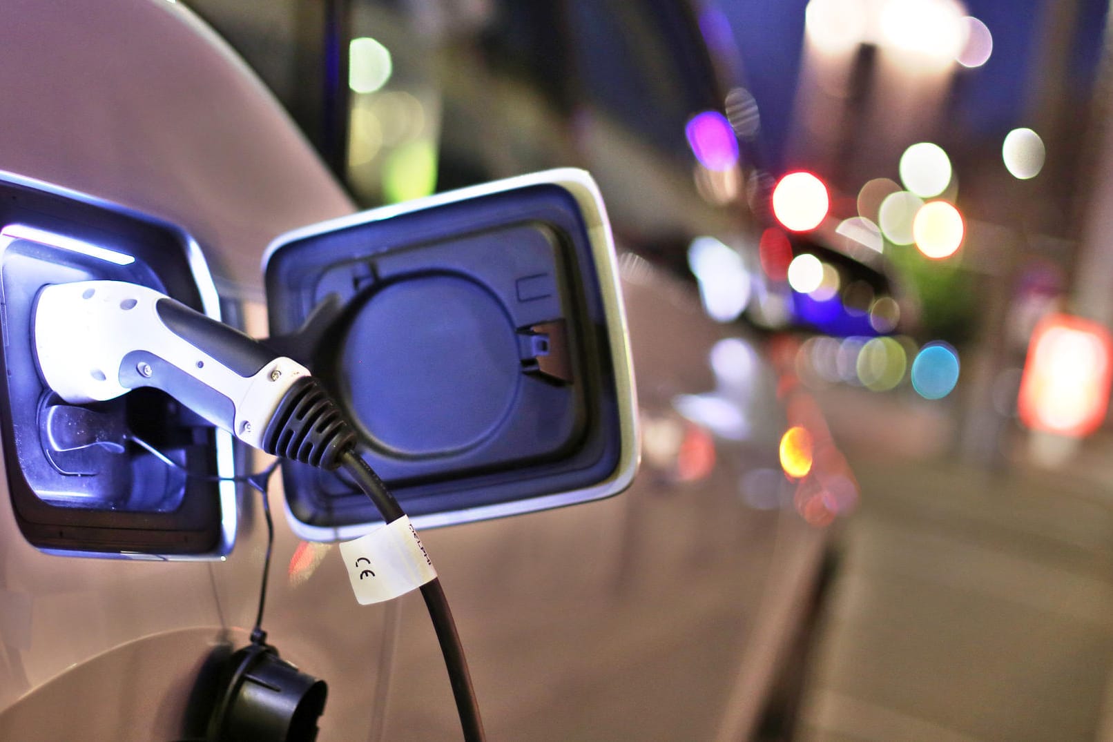 BMW i3 beim Stromtanken