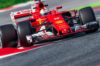 Sebastian Vettel in seinem Ferrari bei den Tests in Barcelona.