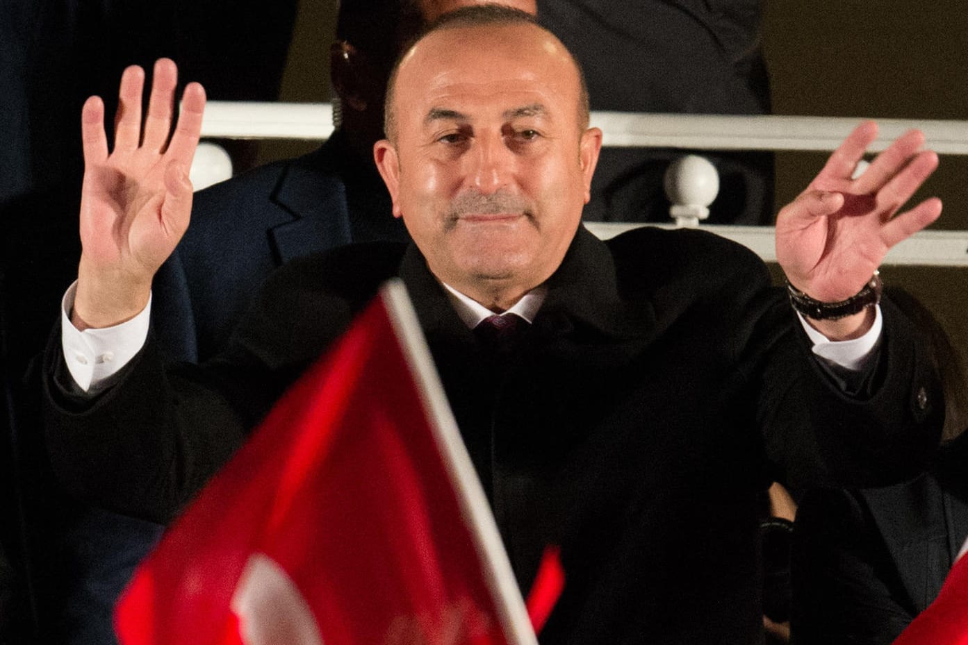 Der türkische Außenminister Mevlüt Cavusoglu (hier vor zwei Tagen bei seiner Rede vor Anhängern in Berlin) hält die Nazi-Vorwürfe der Türkei gegen Deutschland aufrecht.