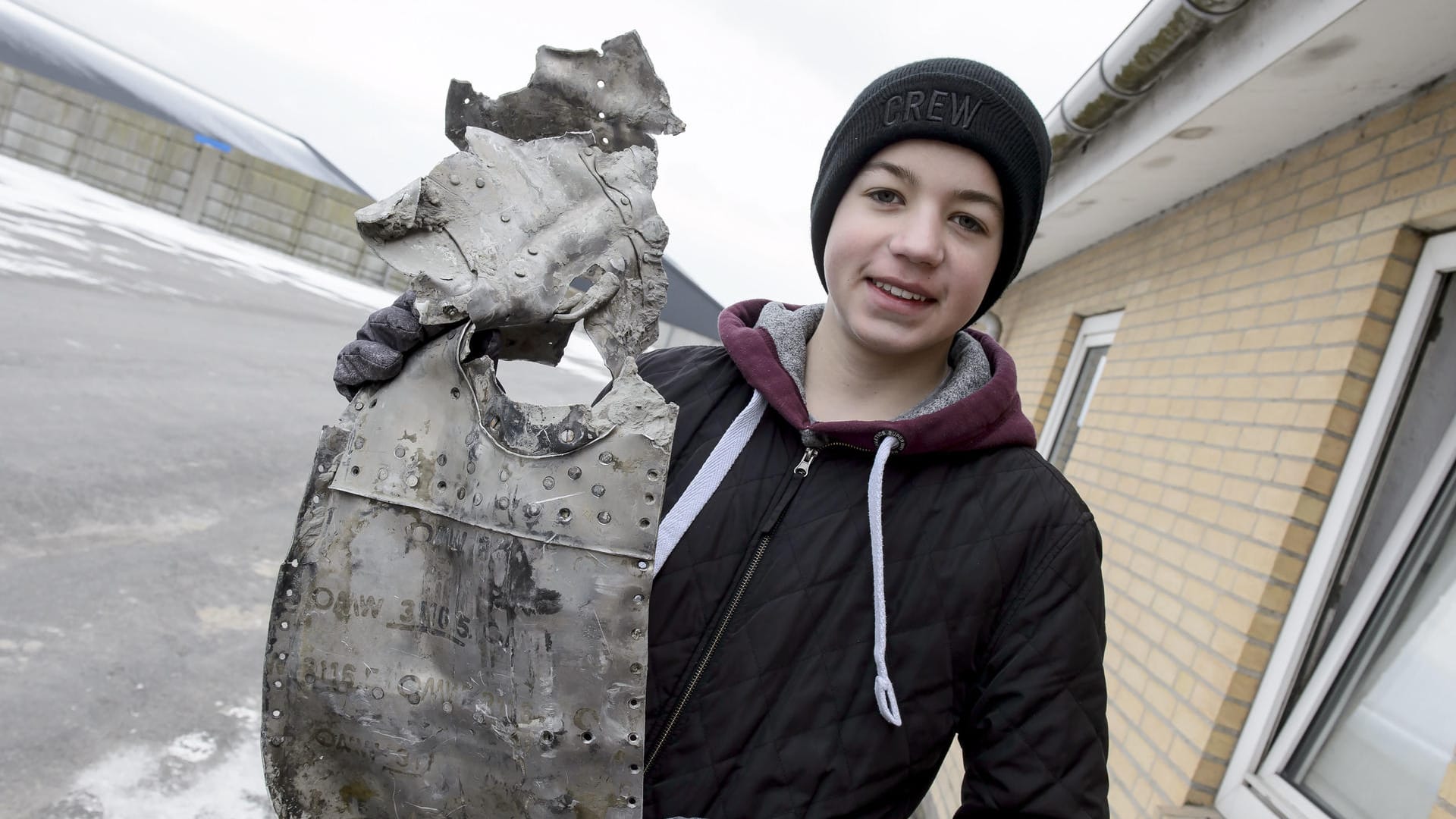 Der 14-jährige Däne Rom Kristiansen hält ein Wrackteil eines deutschen Jagdflugzeugs aus dem Zweiten Weltkrieg in den Händen. Es handelt sich laut Polizei um eine ME 109 Messerschmitt.