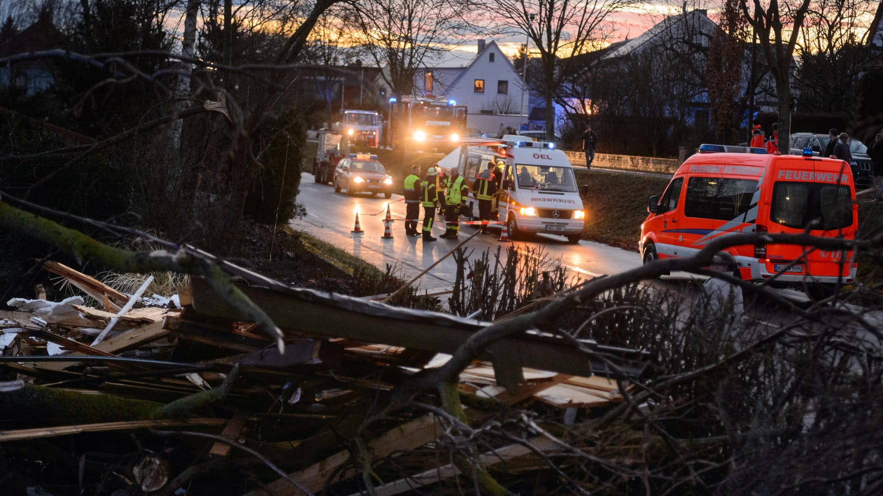 Im bayerischen Kürnach haben nach einem Tornado die Aufräumarbeiten begonnen.