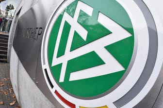 Das DFB-Logo vor der Zentrale des Deutschen Fußball-Bundes (DFB) in Frankfurt am Main.