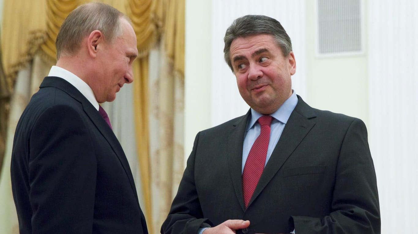 Gabriel trifft als Außenminister erstmals auf Putin - ansonsten kennen sich die beiden schon länger.