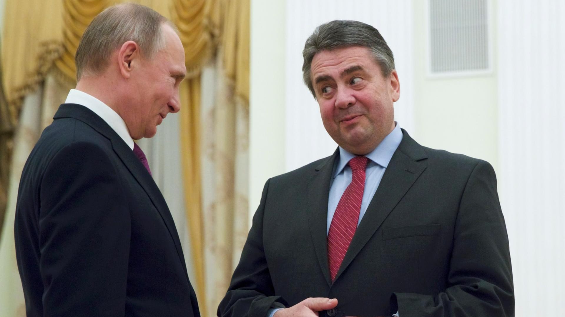 Gabriel trifft als Außenminister erstmals auf Putin - ansonsten kennen sich die beiden schon länger. Gabriel trifft als Außenminister erstmals auf Putin - ansonsten kennen sich die beiden schon länger.
