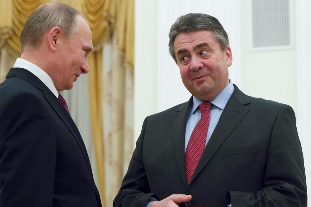 Gabriel trifft als Außenminister erstmals auf Putin - ansonsten kennen sich die beiden schon länger.