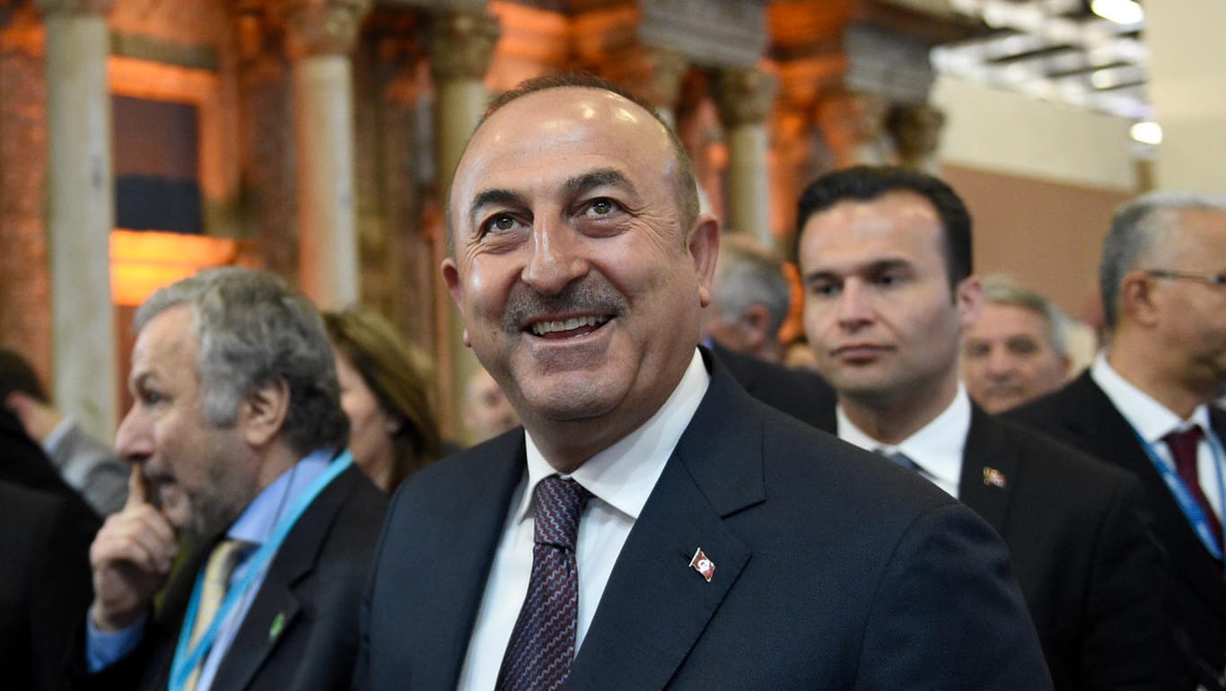 Der türkische Außenministers Mevlüt Cavusoglu in Berlin - bei seinem Treffen mit Sigmar Gabriel hat er eine Liste mit geplanten Wahlkampfauftritten überreicht.