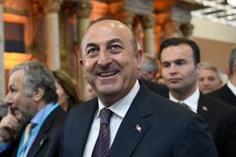 Der türkische Außenministers Mevlüt Cavusoglu in Berlin - bei seinem Treffen mit Sigmar Gabriel hat er eine Liste mit geplanten Wahlkampfauftritten überreicht.