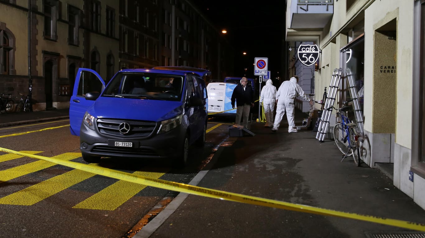 Spurensicherer untersuchen den Eingangsbereich des "Café 56" in Basel, in dem zwei Unbekannte zwei Menschen erschossen hatten.