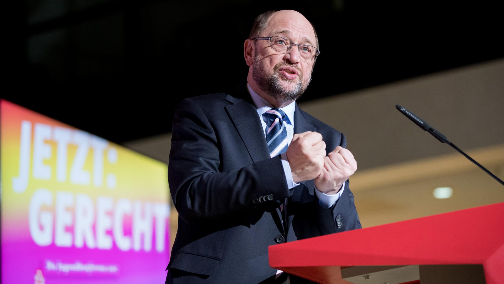 Der SPD-Kanzlerkandidat Martin Schulz verlangt von Angela Merkel eine klare Linie.