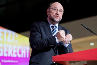Der SPD-Kanzlerkandidat Martin Schulz verlangt von Angela Merkel eine klare Linie.
