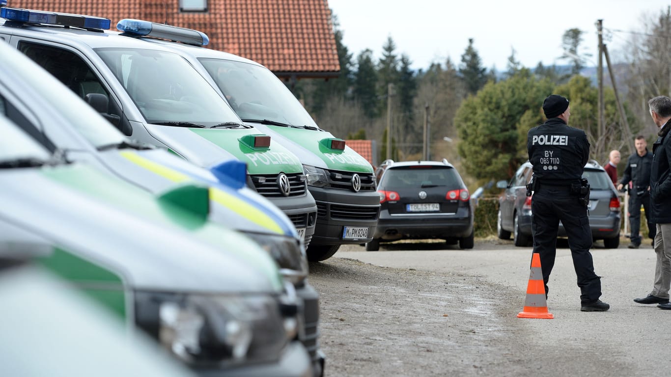 Polizisten sichern die Zufahrtstraße zu einem Haus in Höfen bei Königsdorf, in dem Ende Februar zwei Menschen getötet und eine weitere Person schwer verletzt wurden.