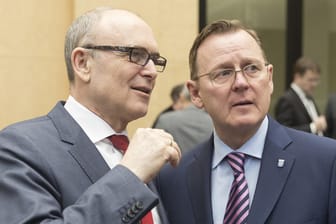 Thüringens Ministerpräsident Bodo Ramelow (Linke) spricht mit Mecklenburg-Vorpommerns Ministerpräsident Erwin Sellering (SPD) im Bundesrat in Berlin.