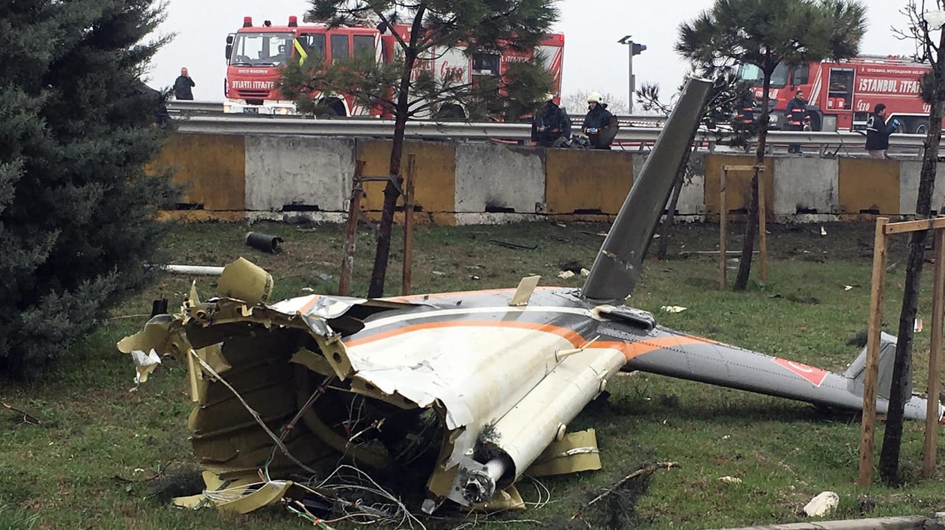 Trümmerteile des in Istanbul abgestürzten Hubschraubers.
