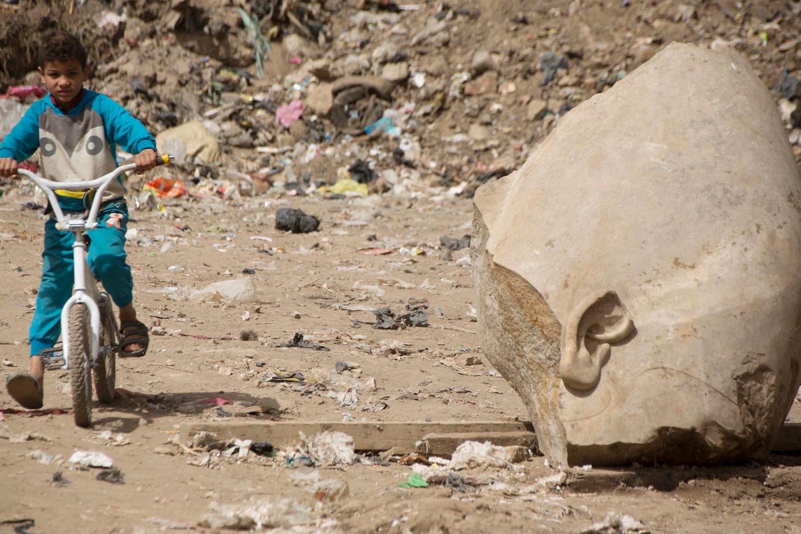 Teile der in Kairo entdeckten Statue.