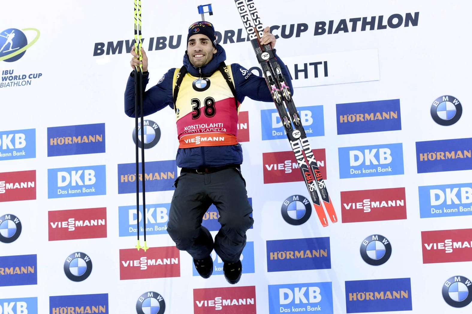 Martin Fourcade bejubelt seinen Sieg.