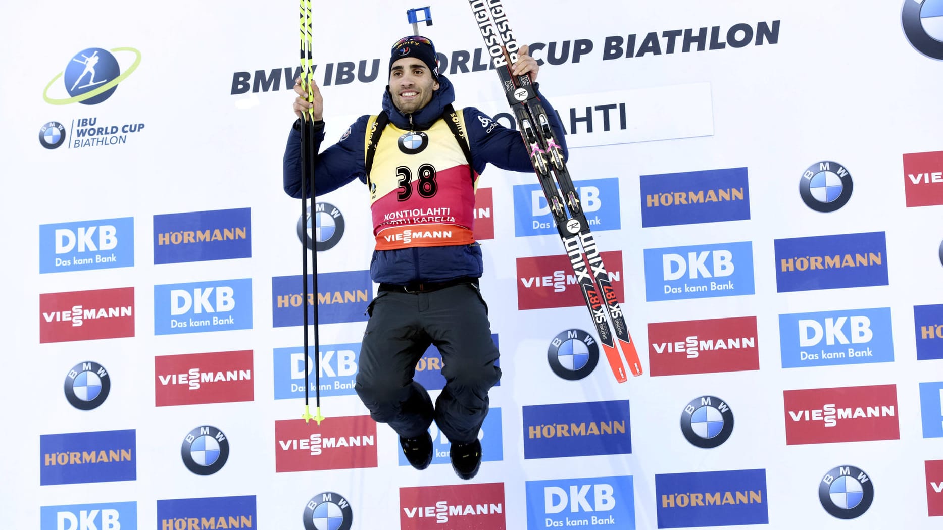 Martin Fourcade bejubelt seinen Sieg.