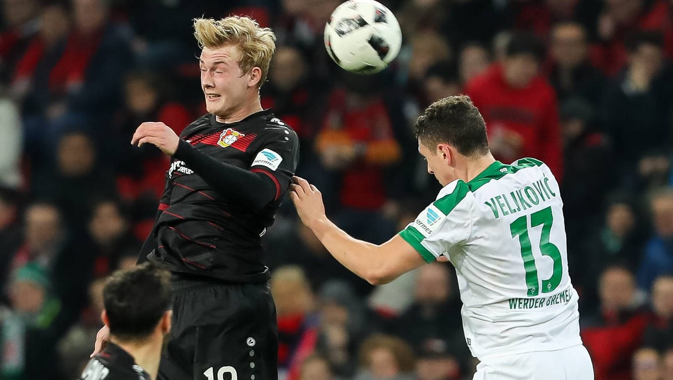 Leverkusens Julian Brandt (li.) und Bremens Milos Veljkovic im Luftduell.