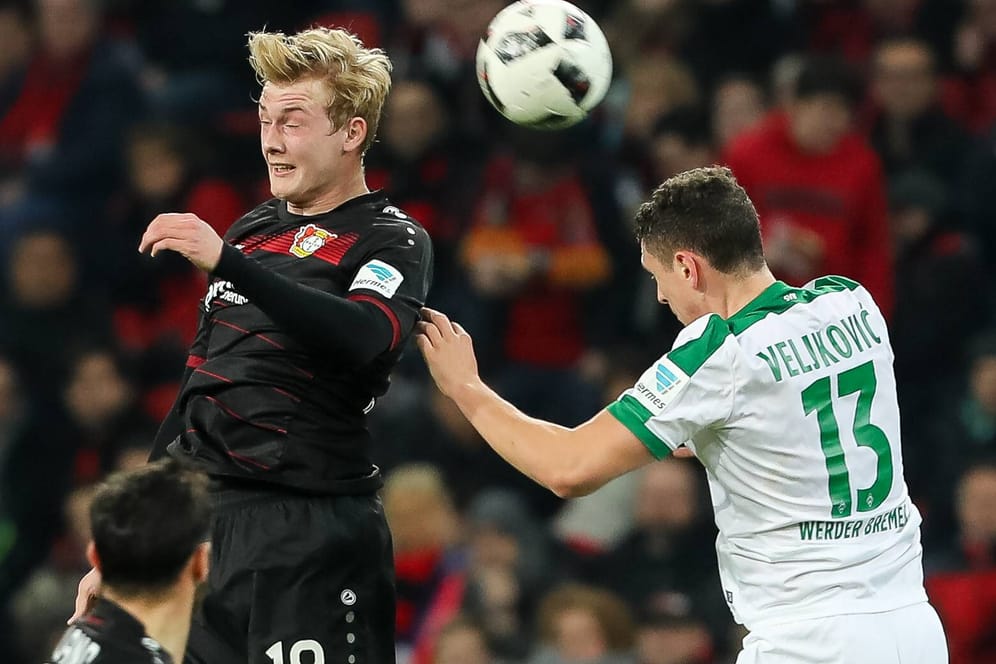 Leverkusens Julian Brandt (li.) und Bremens Milos Veljkovic im Luftduell.