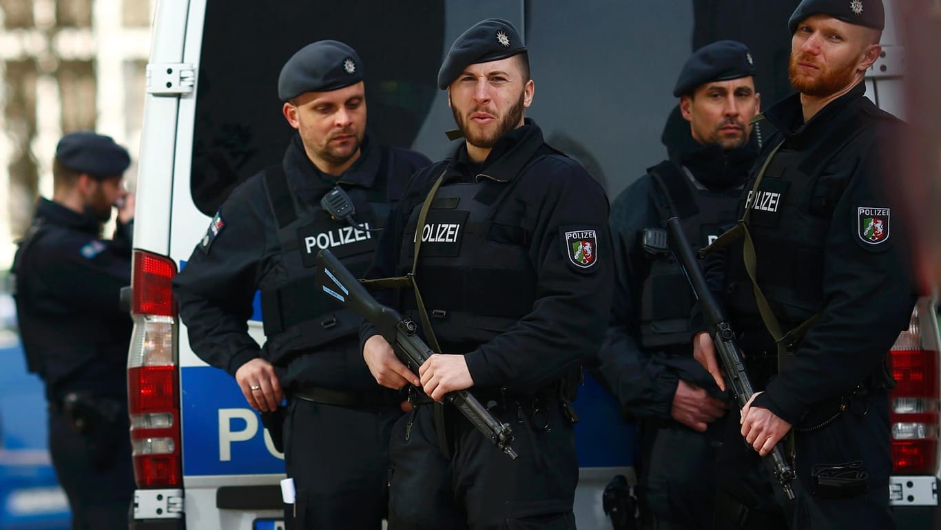 Die Polizei sichert das Einkaufszentrum Limbecker Platz wegen einer Terrorwarnung.