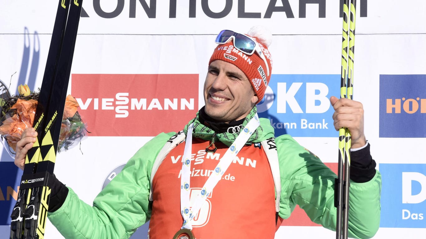 Arnd Peiffer feiert seinen Weltcup-Sieg in Kontiolathi über 12.5 Kilometer.