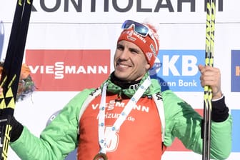 Arnd Peiffer feiert seinen Weltcup-Sieg in Kontiolathi über 12.5 Kilometer.