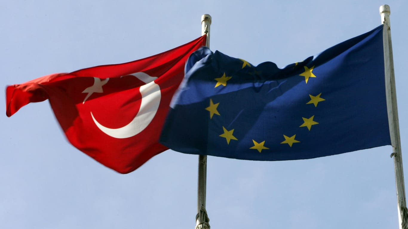 Die türkische und die EU-Flagge wehen auf diesem Foto von 2005 einträchtig in Istanbul nebeneinander. Seither hat sich die Türkei aber von der EU entfernt.