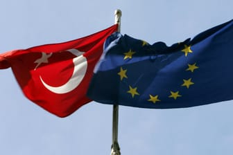 Die türkische und die EU-Flagge wehen auf diesem Foto von 2005 einträchtig in Istanbul nebeneinander. Seither hat sich die Türkei aber von der EU entfernt.