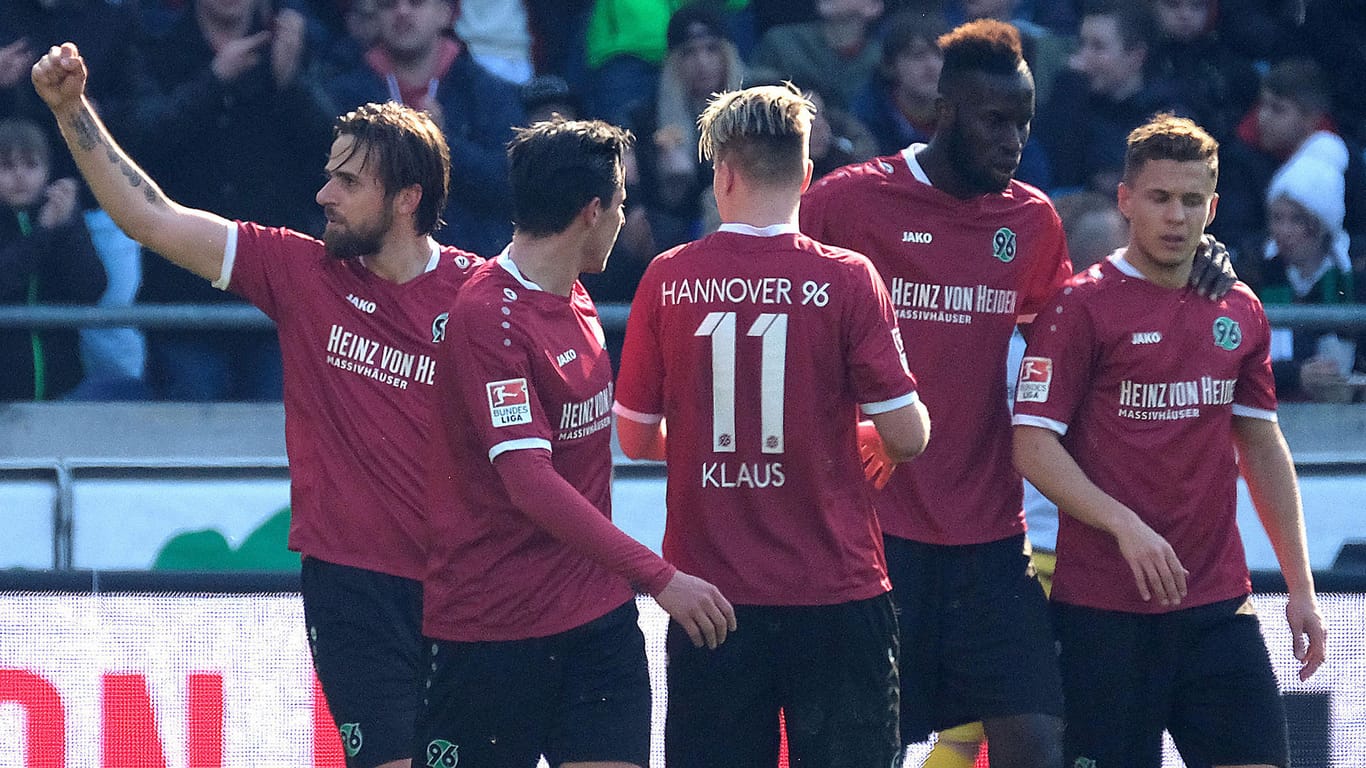 Hannovers Martin Harnik (li.) bejubelt sein Tor gegen TSV 1860 München mit seinen Teamkollegen.