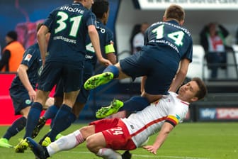 Voller Einsatz: Leipzigs Dominik Kaiser (unten) grätscht gegen Wolfsburgs Jakub Blaszczykowski.