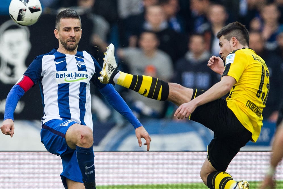 Herthas Vedad Ibisevic (li.) und Dortmunds Raphael Guerreiro kämpfen um den Ball.