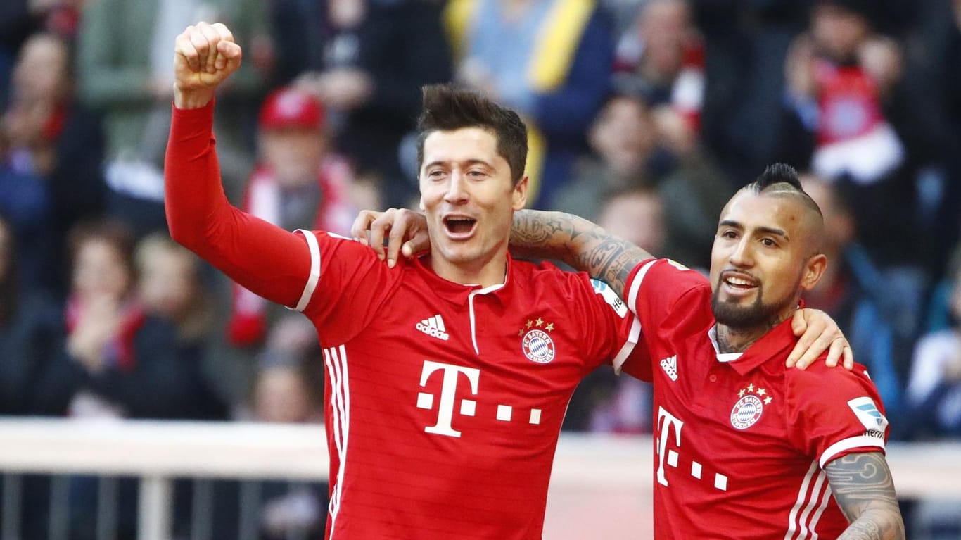 Robert Lewandowski und Arturo Vidal freuen sich über den klaren Erfolg der Bayern gegen Eintracht Frankfurt.